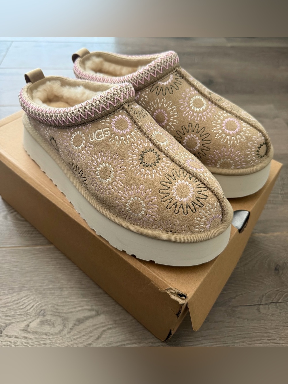 UGG Tazz Sun Stitch Mustard Seed Slippers size 10 - Picture 6 of 11